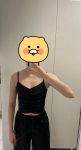 胸まわりが少し大きめですが、シャーリングのおかげでスリムに見えます。