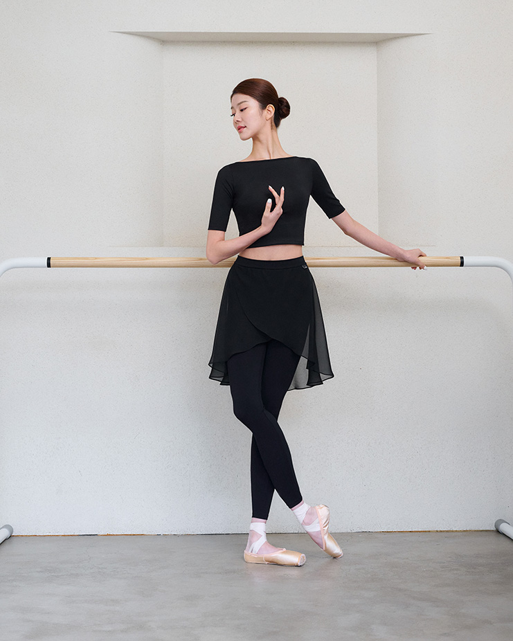 エリーゼラップクロップティ [ブラック] Elise Wrap Crop Tee [Black] Korea